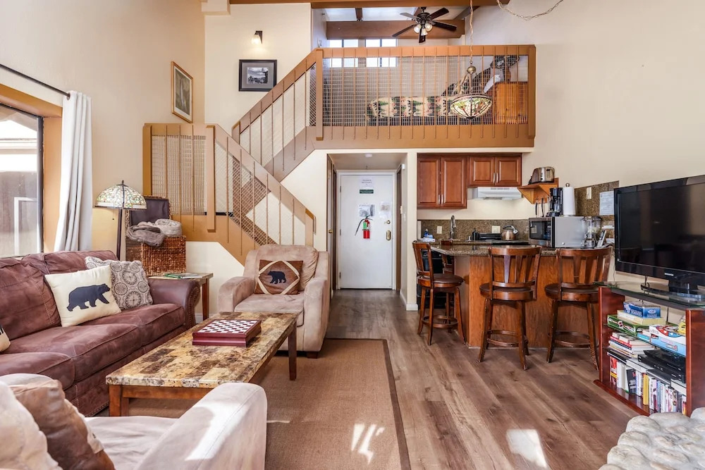 Clouds Rest, Warm Studio Plus Loft for 4!