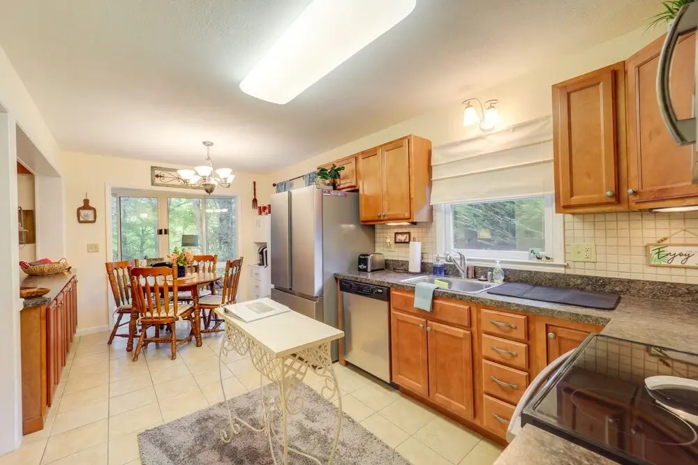 Bluebird Cottage in Newland Near Hiking & Skiing