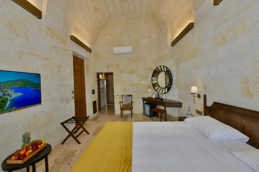 Evanthia Cave Suites