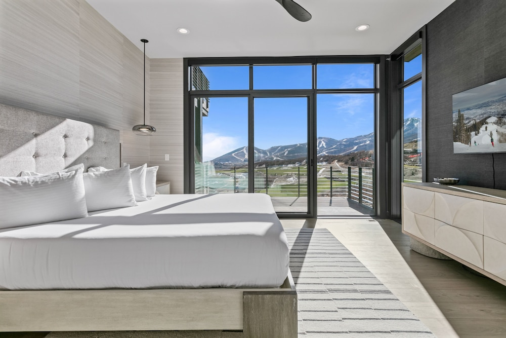 Spacious Ski Getaway Hot Tub 5 Bedroom 5 Home