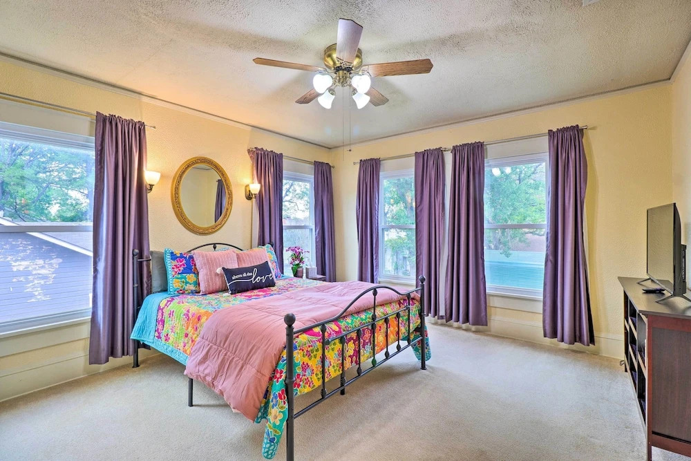 1920s Corsicana Home: Group Getaway Near Downtown!