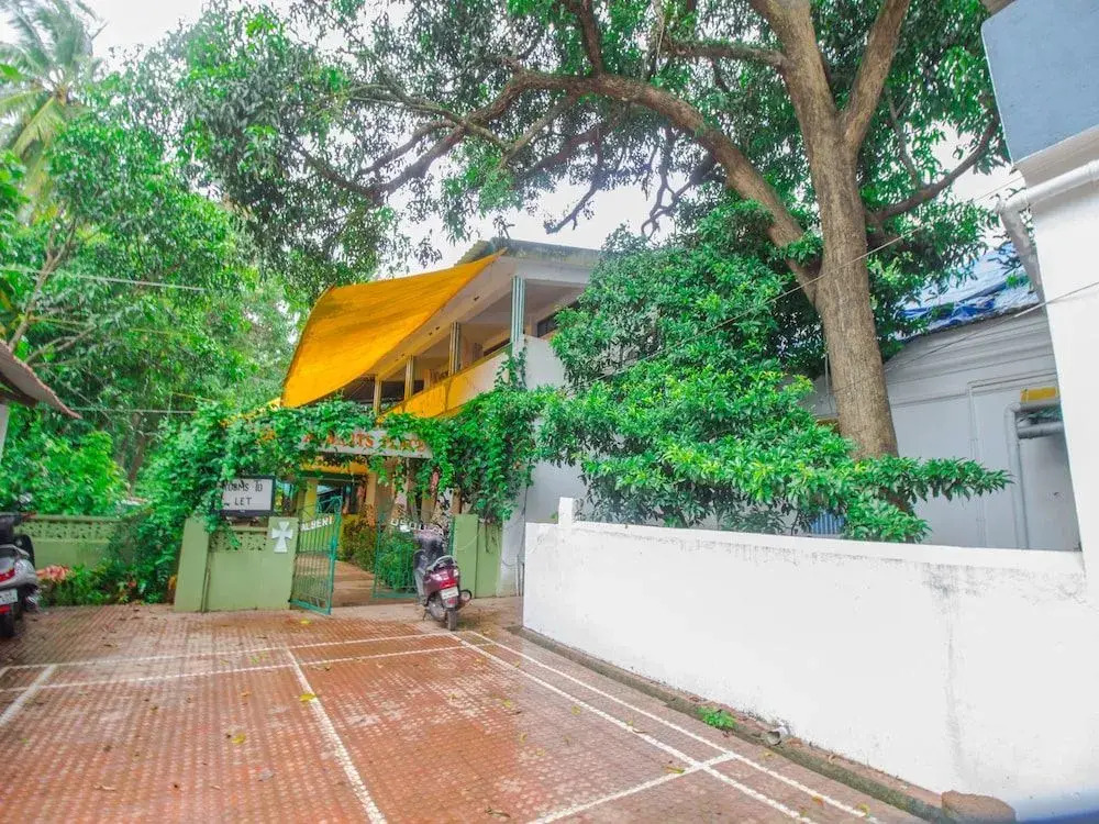 OYO 15369 Home Cozy Studio Curlies Anjuna Beach