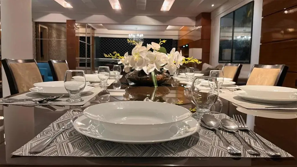 Luxuosa cobertura de 380m² a 850m da Av Beira Mar