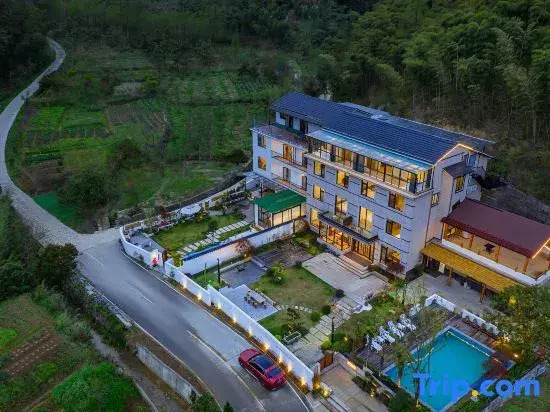 Xixia Mountain Retreat · Wild Luxury Mountain Views, Skiing, and Relaxed Family Vacation