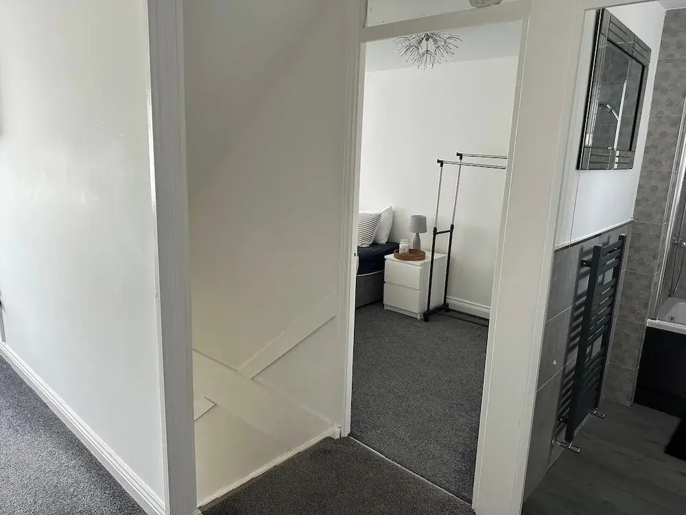 Housesleeps6-freeparking-wifi-contractors-garden