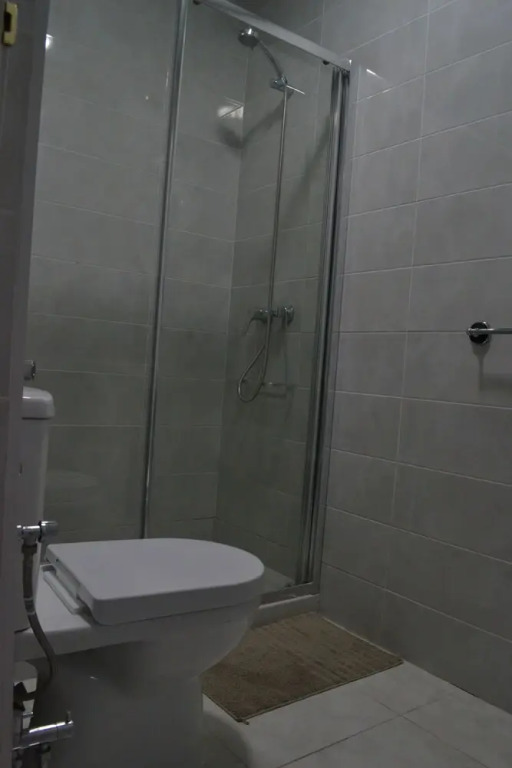 Stunning 2 Bedroom Apartment Fully Refurbished With Air-conditioning
