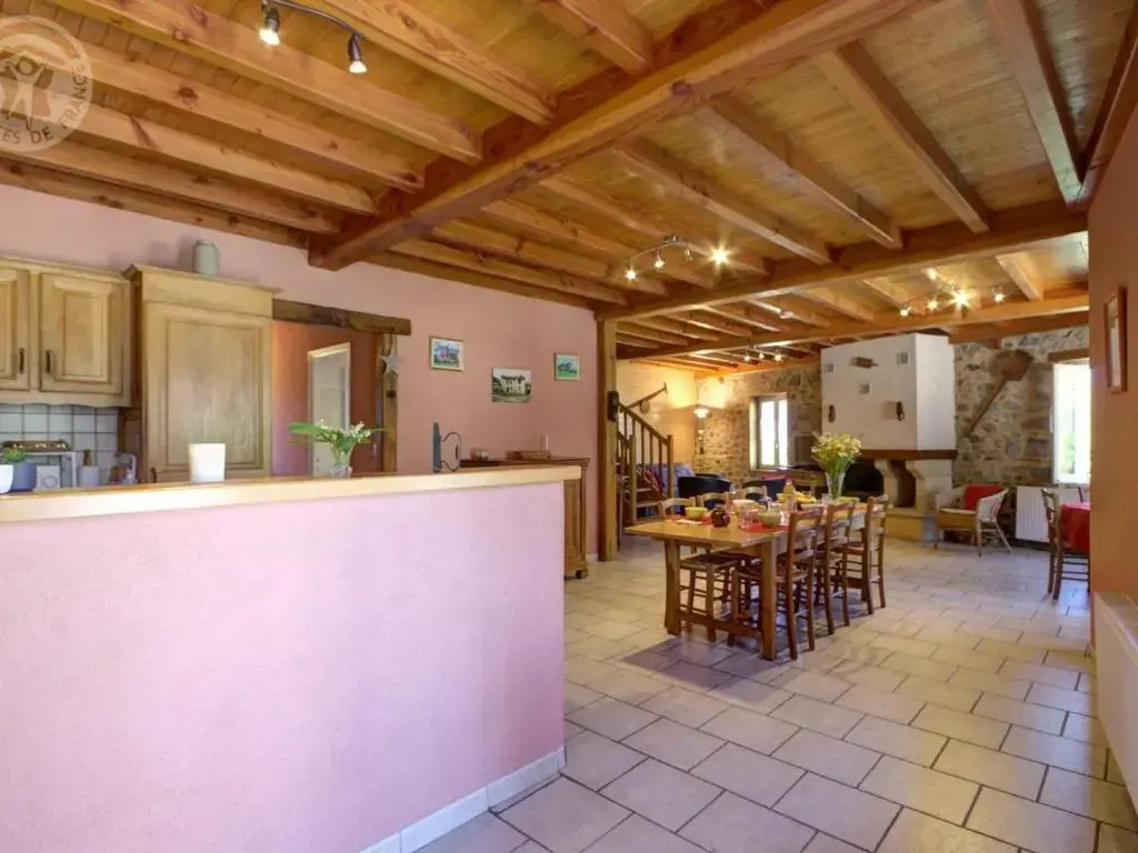 Gîte spacieux au cœur de la nature avec cheminée et activités extérieures - FR-1-496-36