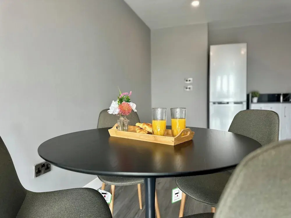 Monarchs Quay Arena Apartments by Happy Days