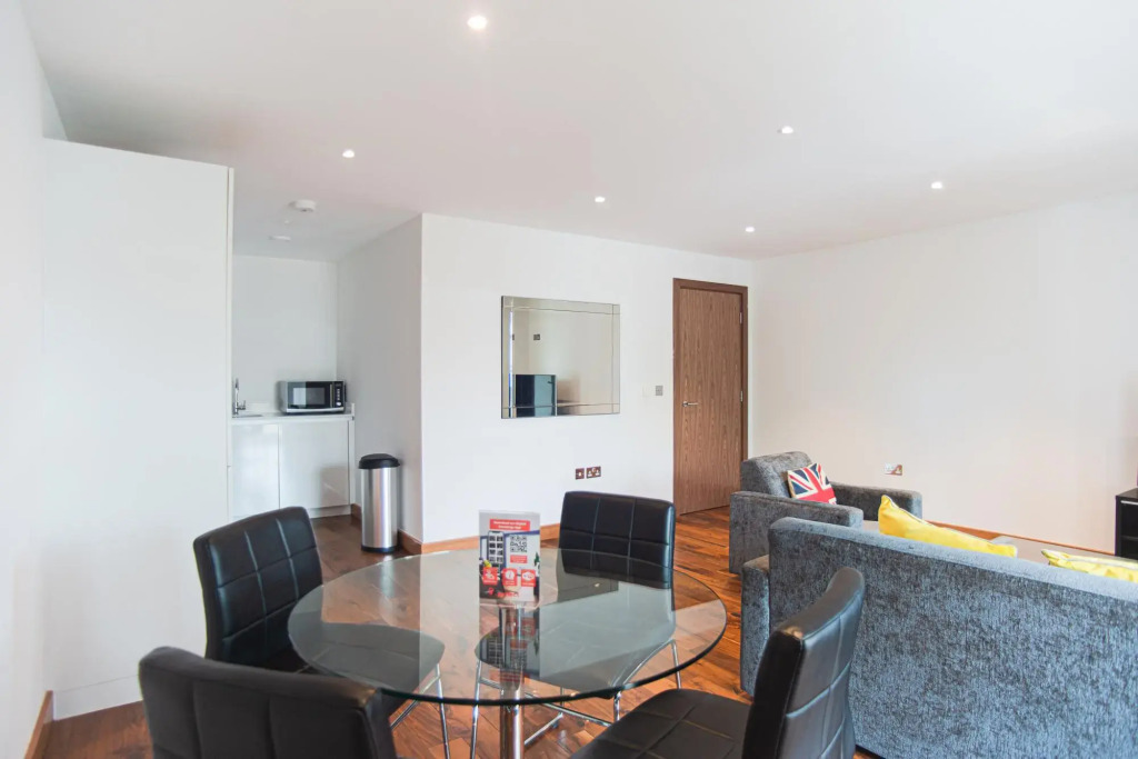 One Bed Apartment w Balcony in Heart of Shoreditch