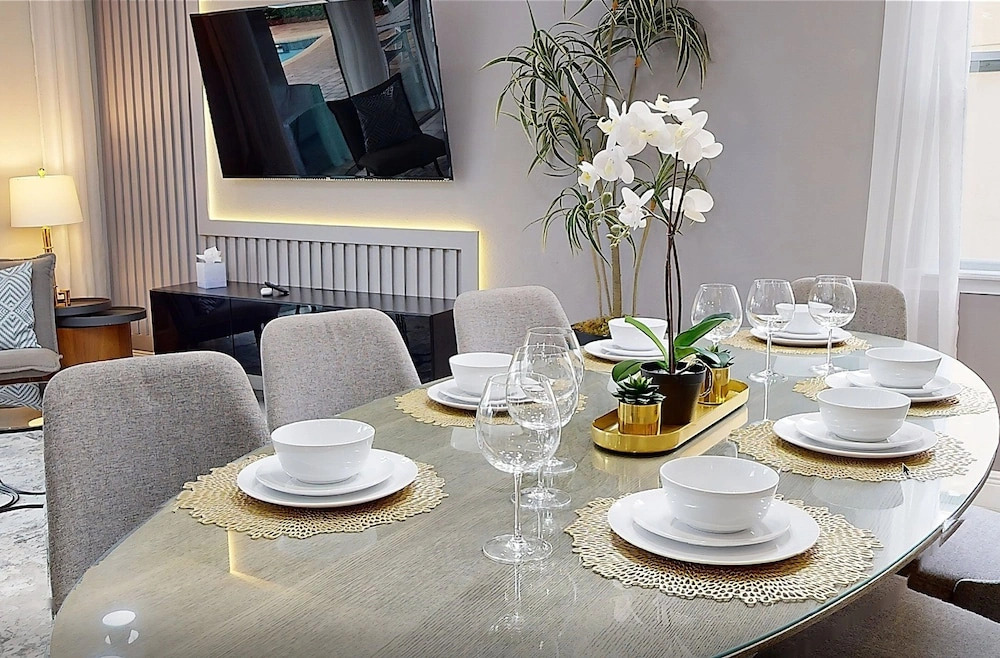 Near Theme Parks, fun Filled Home With Harry Potter Bedroom, & Private Pool