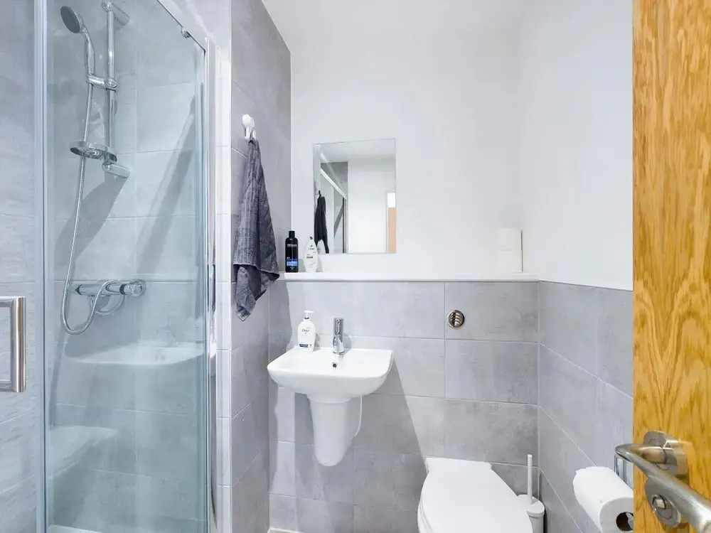 Sleek and Modern 2BD 2bath in the Heart of Salford