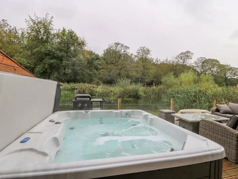 14 Waterside Lodges