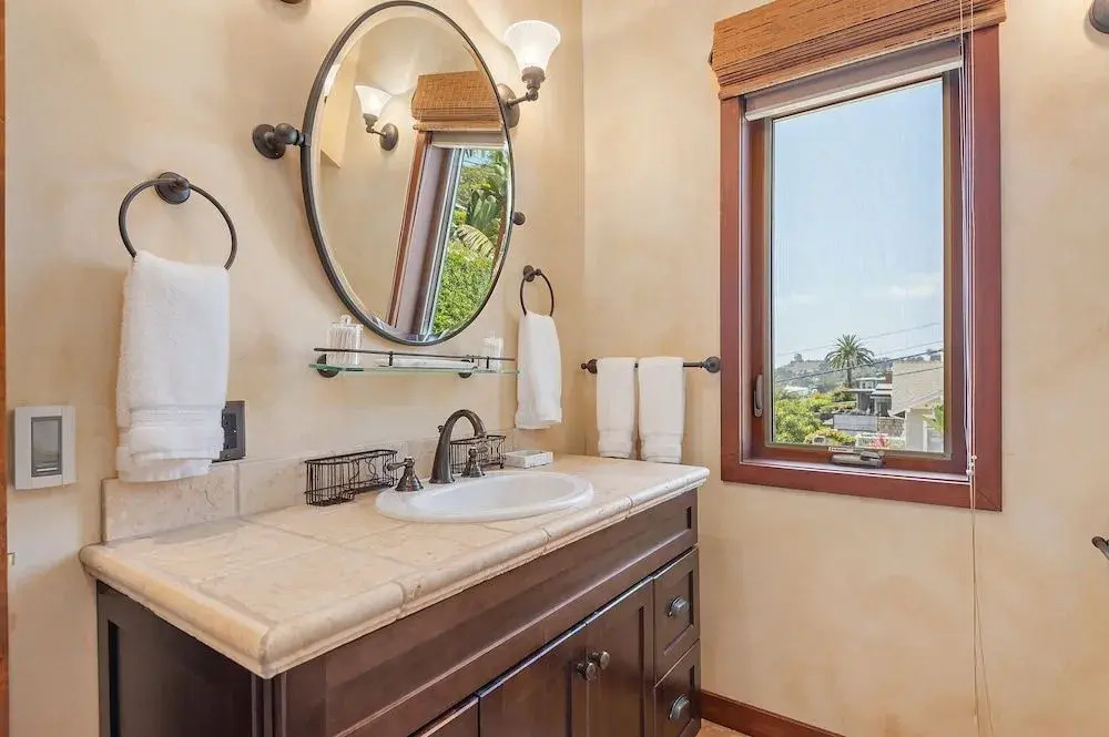 Blue Ocean View Retreat - Minutes to Beach