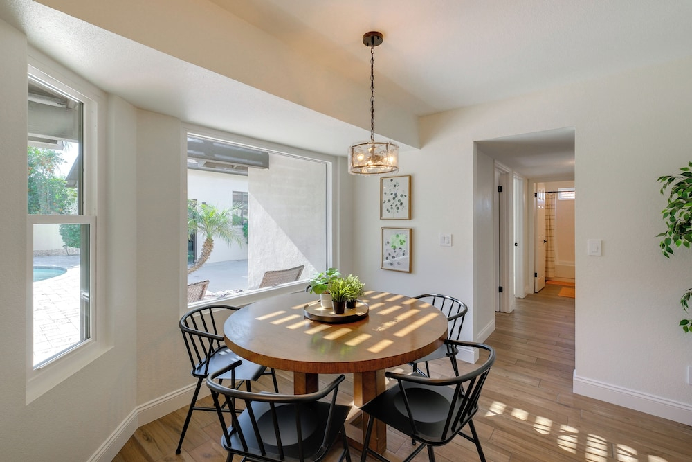 Heated Pool, Game Room: Family Home in Tempe!