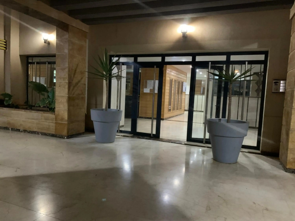 Charmant appartement f4 à la résidence Hasnaoui Oran POUR FAMILLE OU PRO UNIQUEMENT