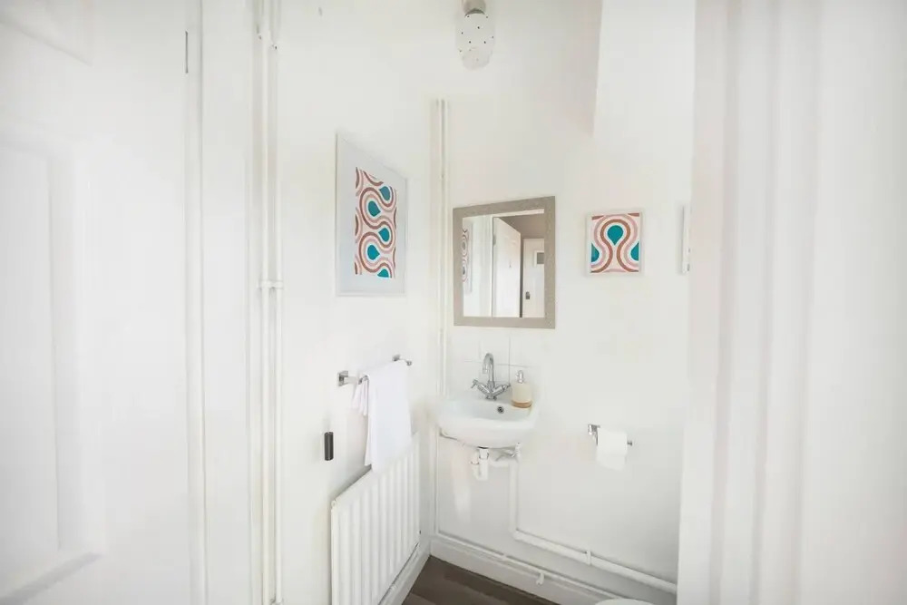 Stylish 3 bed house, large garden, Parking, WiFi - Esho Stays
