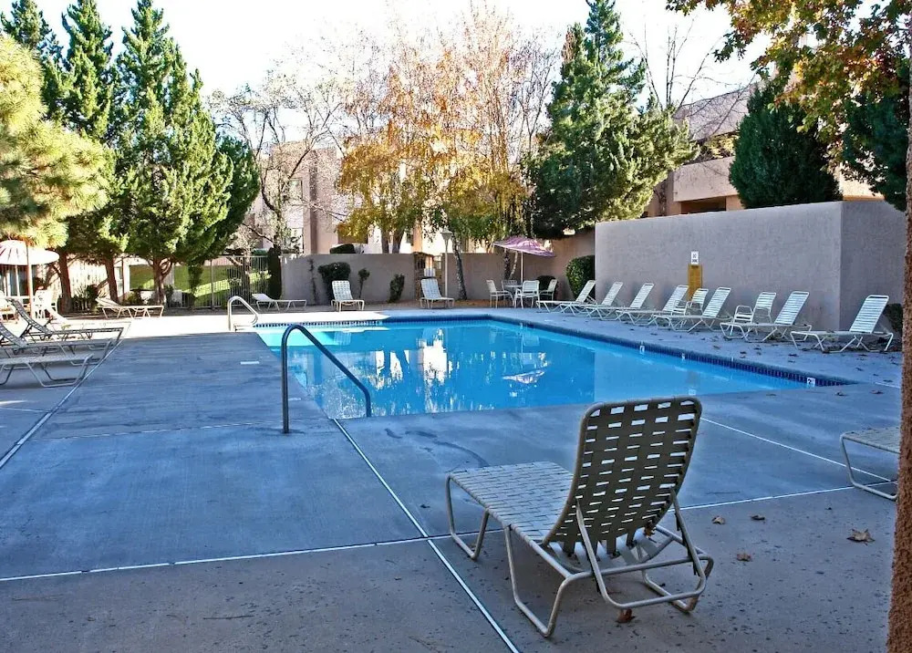 2 Bedroom Apartment w/ Pool, Balcony & WiFi by Frontdesk