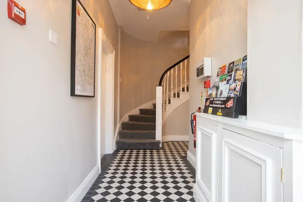5 Eglantine Place