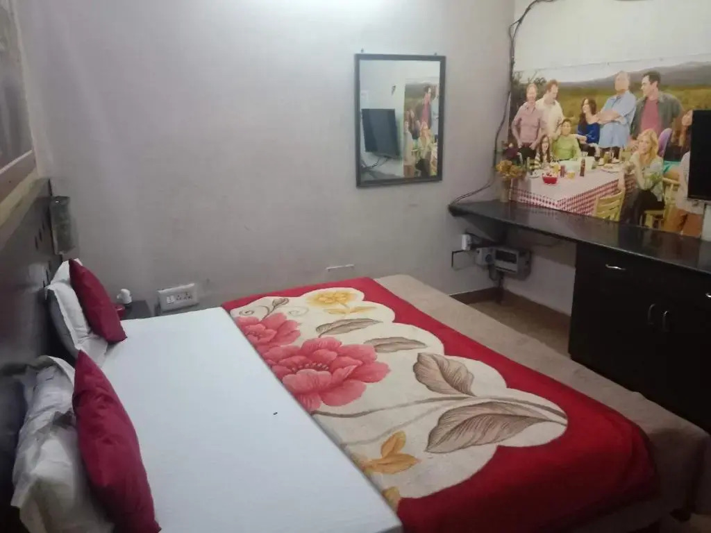 Royal Inn -01 Minute Walk in Nizamuddin Railway Station