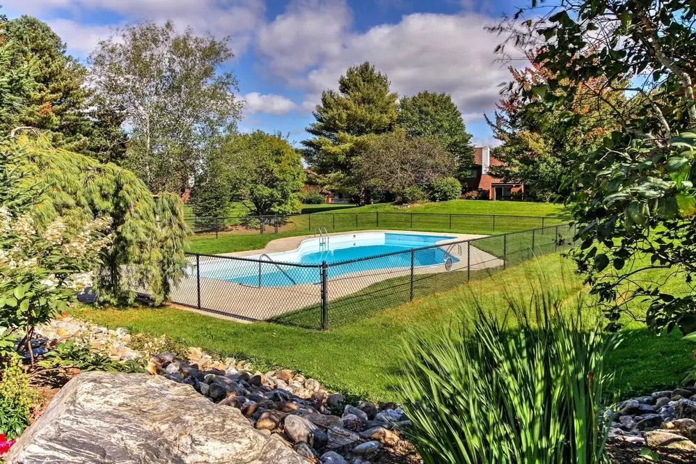 Stowe Vacation Rental w/ Deck & Mountain Views!