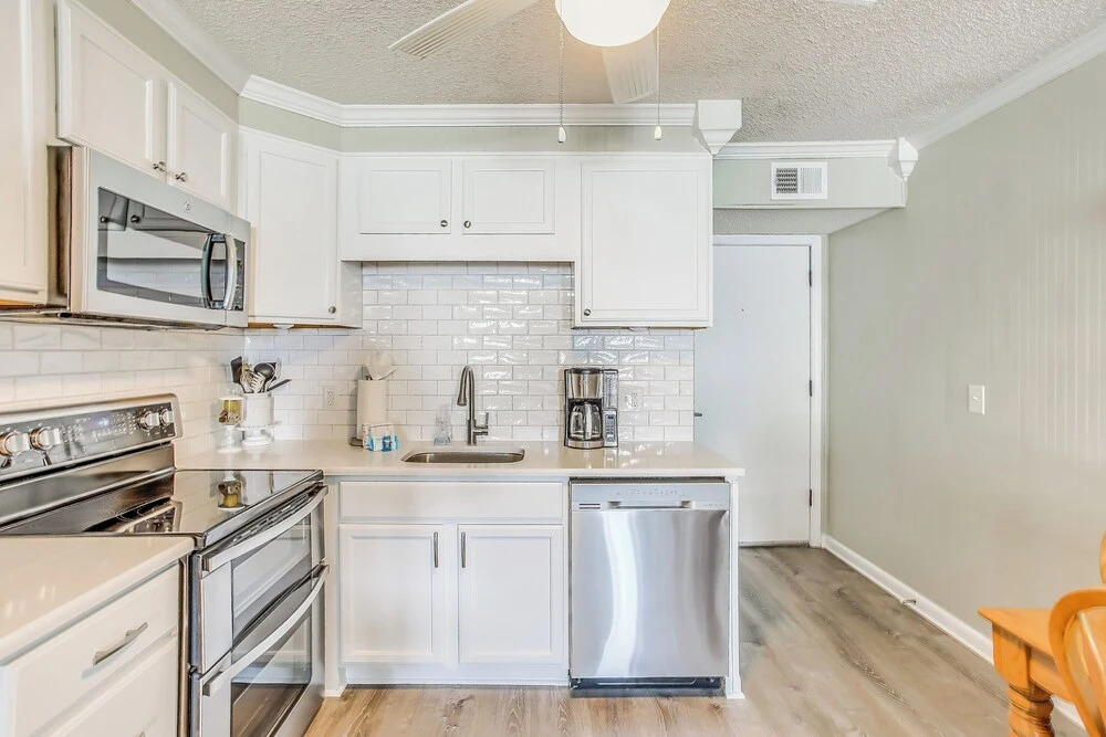 Pool Access & Ocean Views: Myrtle Beach Gem!