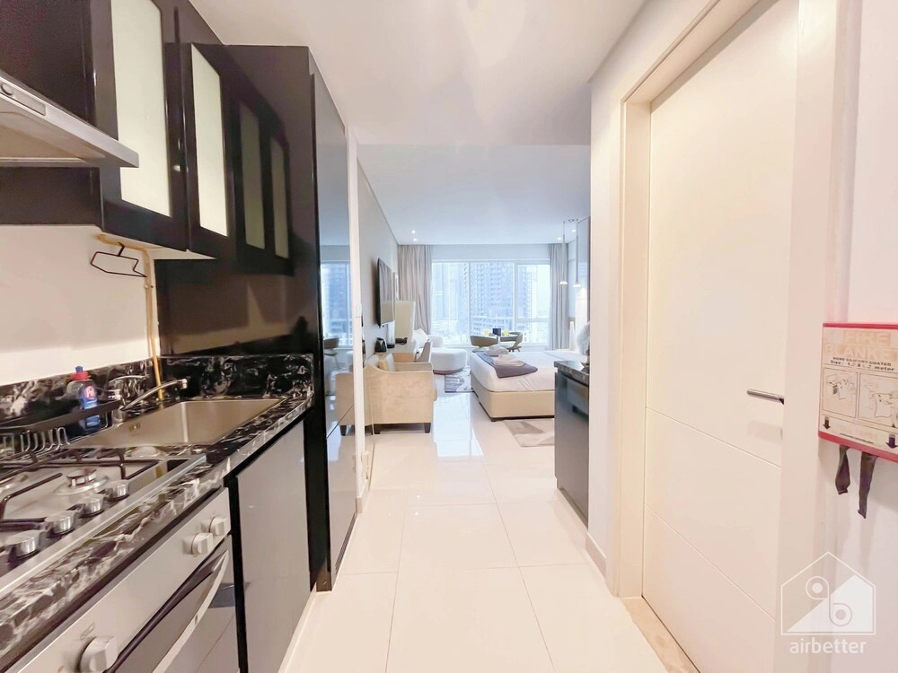 Maison Privee - Sleek and Sunny Apt in Business Bay w/ Canal Views