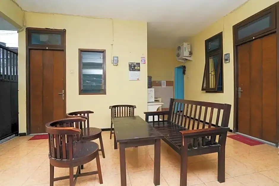 OYO Life 2905 Kost Semampir Tengah Near RSU Premier Surabaya Kota Surabaya