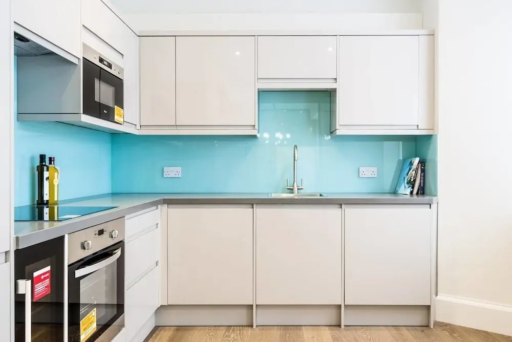 Luxury 3BR Home in Knightsbridge W/sauna, 6 Guests