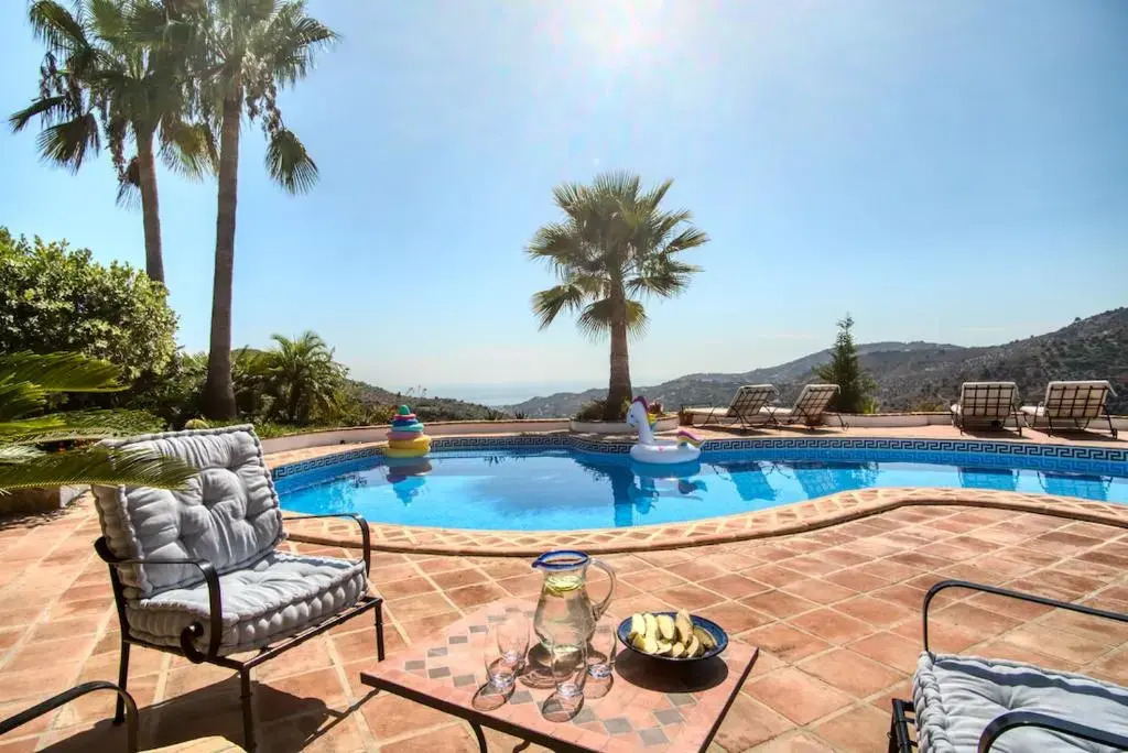 Luxury 4-bedroom villa, private pool and outhouse