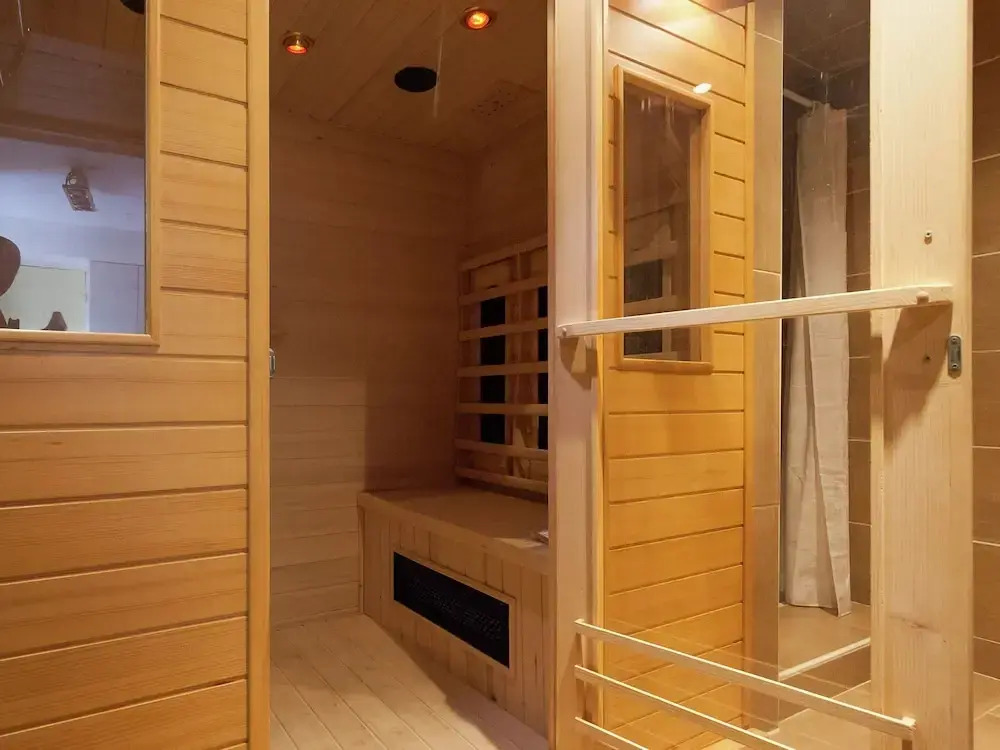 Spacious House With Heated Pool and Sauna