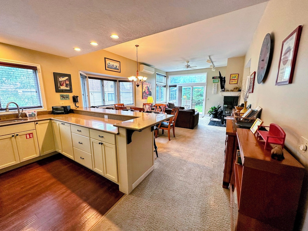 FV3 F3 Well Appointed Townhome a Short Walk to the Mount Washington Hotel