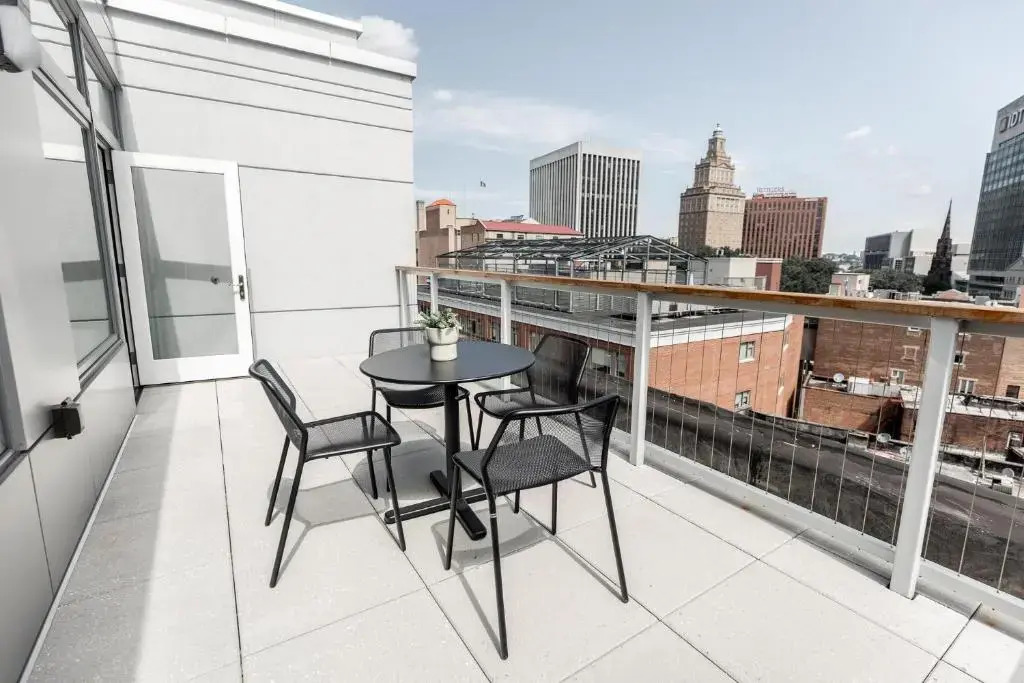 Kislak 601 1BR Penthouse with Stunning Rooftop Terrace