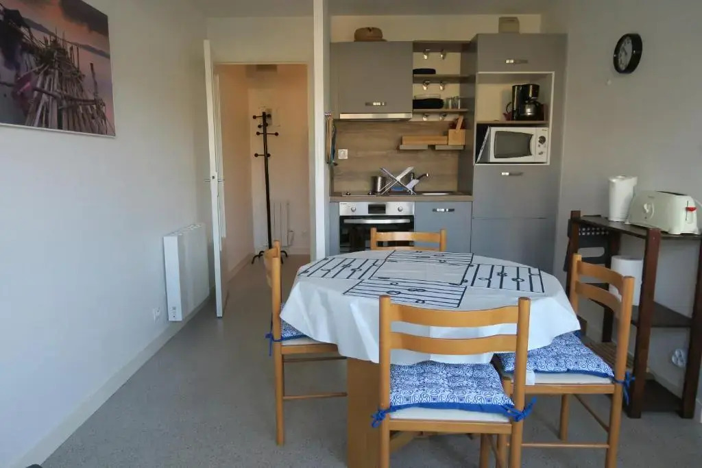 Appartement avec balcon à 20m de la plage de Trestraou à PERROS-GUIREC Ref 853
