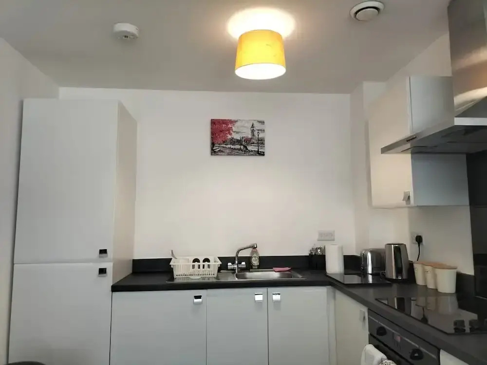 Central 2-bed Apt - Sleeps 4 - Parking & Wifi