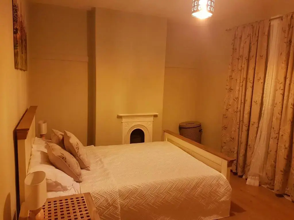 Tynant House- Modern 3 bed house- City centre and FREE parking