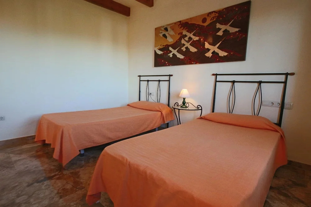 Private 4-bedroom Villa w/ Pool, Summer Kitchen & Expansive Living Space