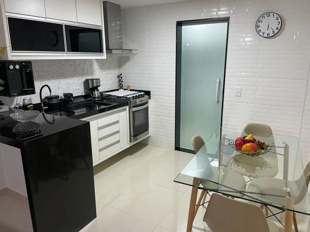 Apartamento moderno e super confortável localizado a alguns passos da Praia Grande