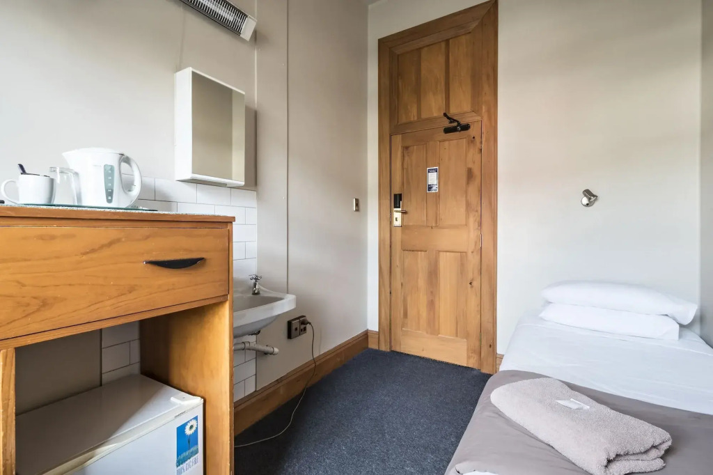 The Cambridge Hotel & Backpackers