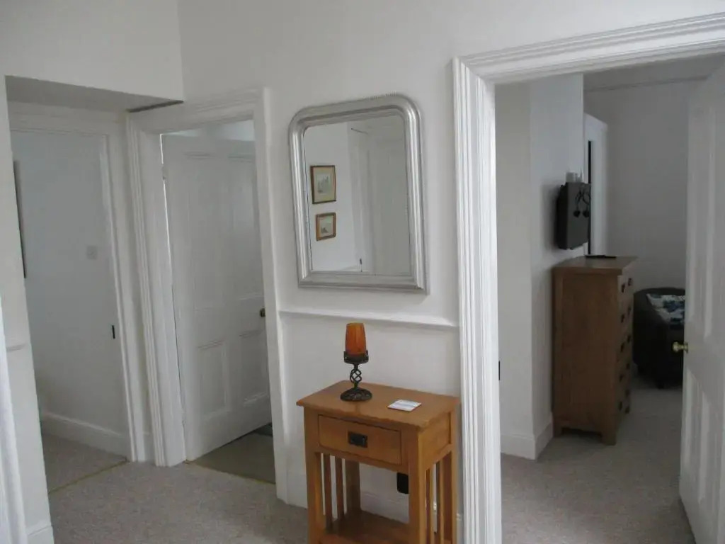 3 Bed Flat - Sleeps 5 - Garden - Parking - Wifi