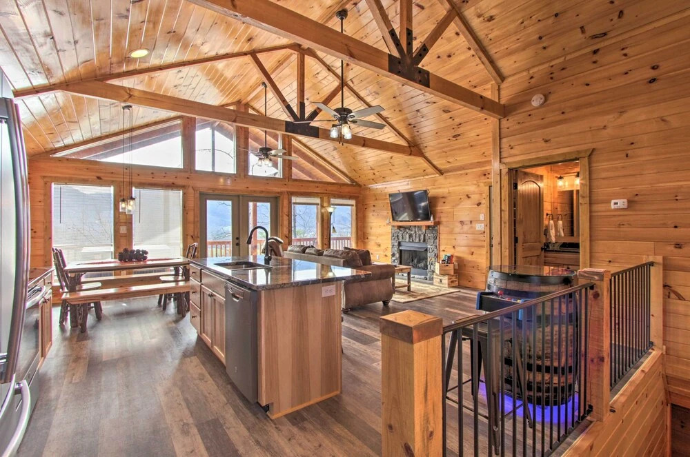 Smoky Mtn Log Cabin w/ Hot Tub & Panoramic Views!