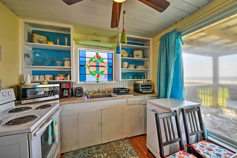 Steps to Gulf! Pet-friendly Galveston Getaway