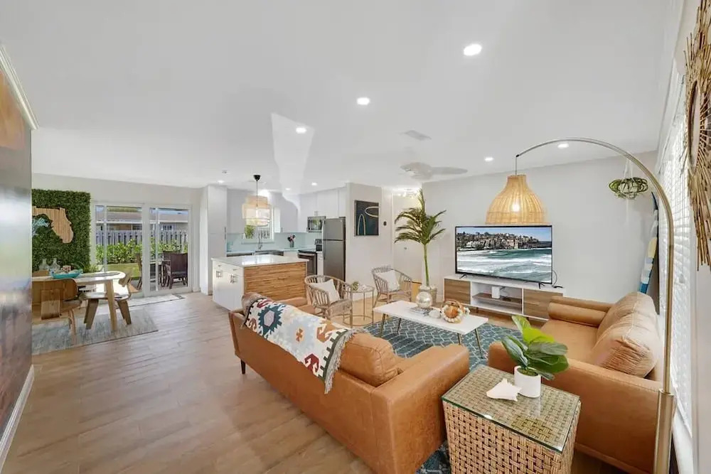 Mid-Century home near beach king bedbig backyard