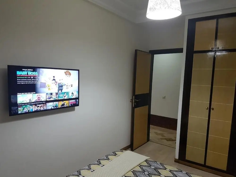 Elegant 2BR, Private Terrace, AC, Fast WiFi & Parking, Maarif