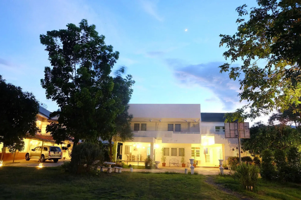 Plern Room And Backyard