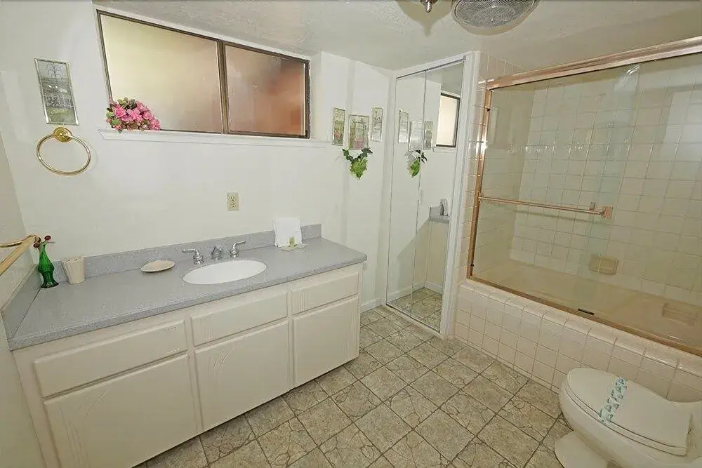 4192 Saddle Road 5 Bedroom Home by RedAwning