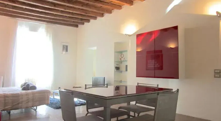 Temporary House - Naviglio Sforza
