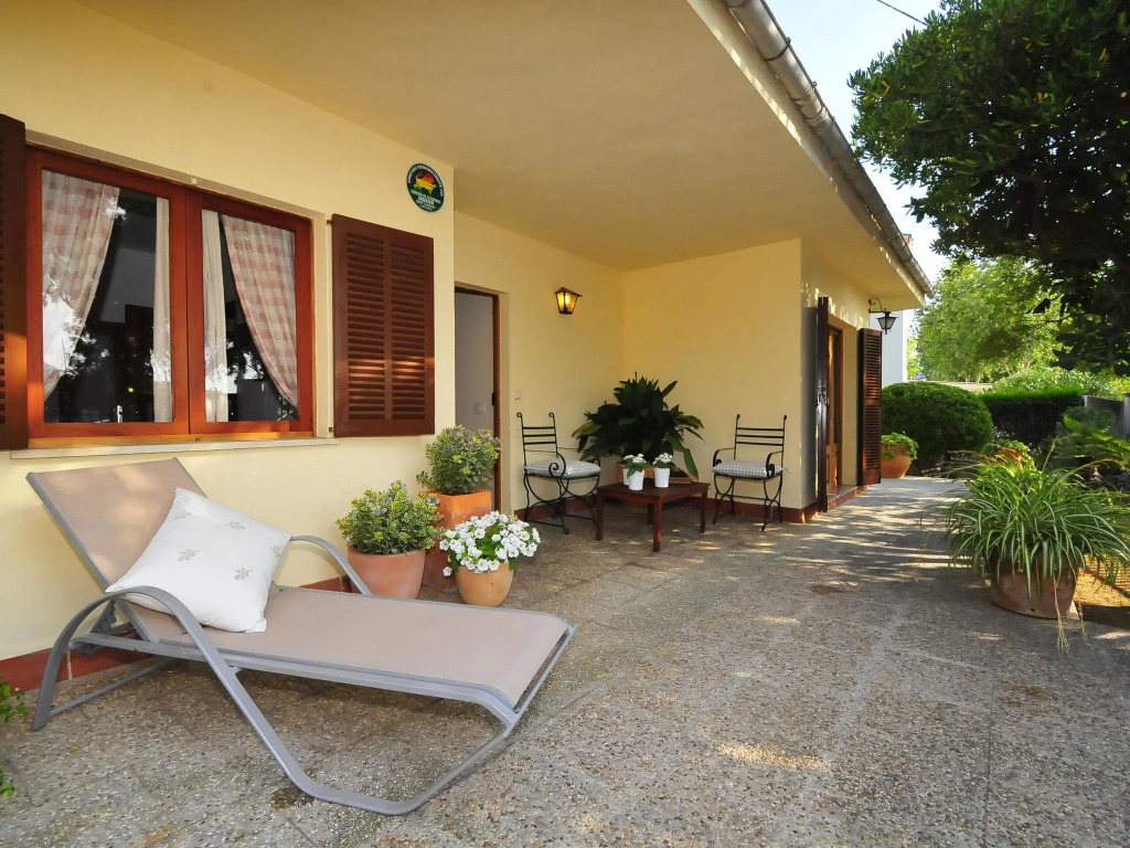Well maintained house with garden 100m from the beach, patio, BBQ and wifi
