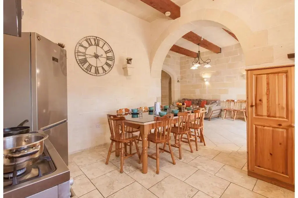 Centre Island Gozitan Farmhouse & Pool - Happy Rentals