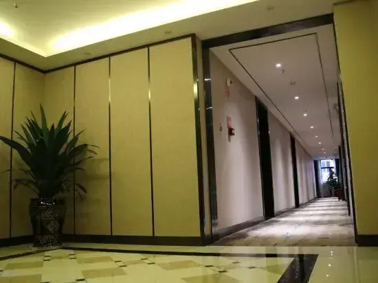 Mile Xiongfeng Hot Spring Hotel (Huquan Ecological Park)