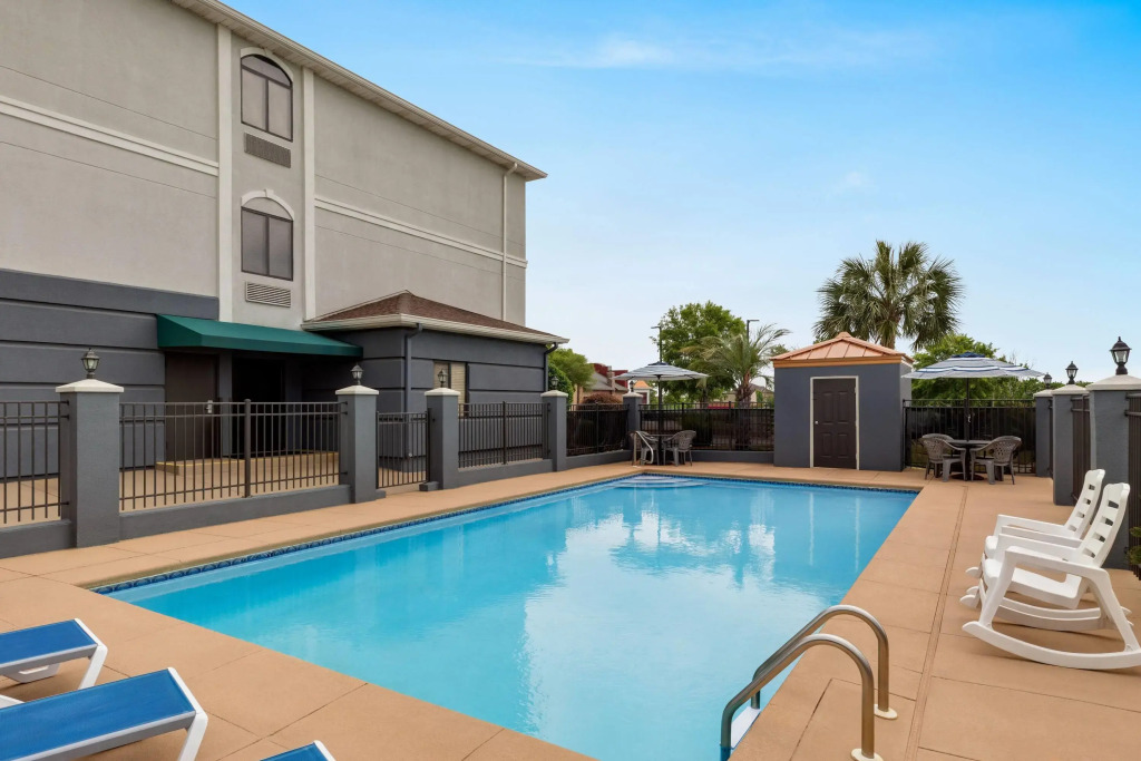 Days Inn & Suites by Wyndham Prattville-Montgomery
